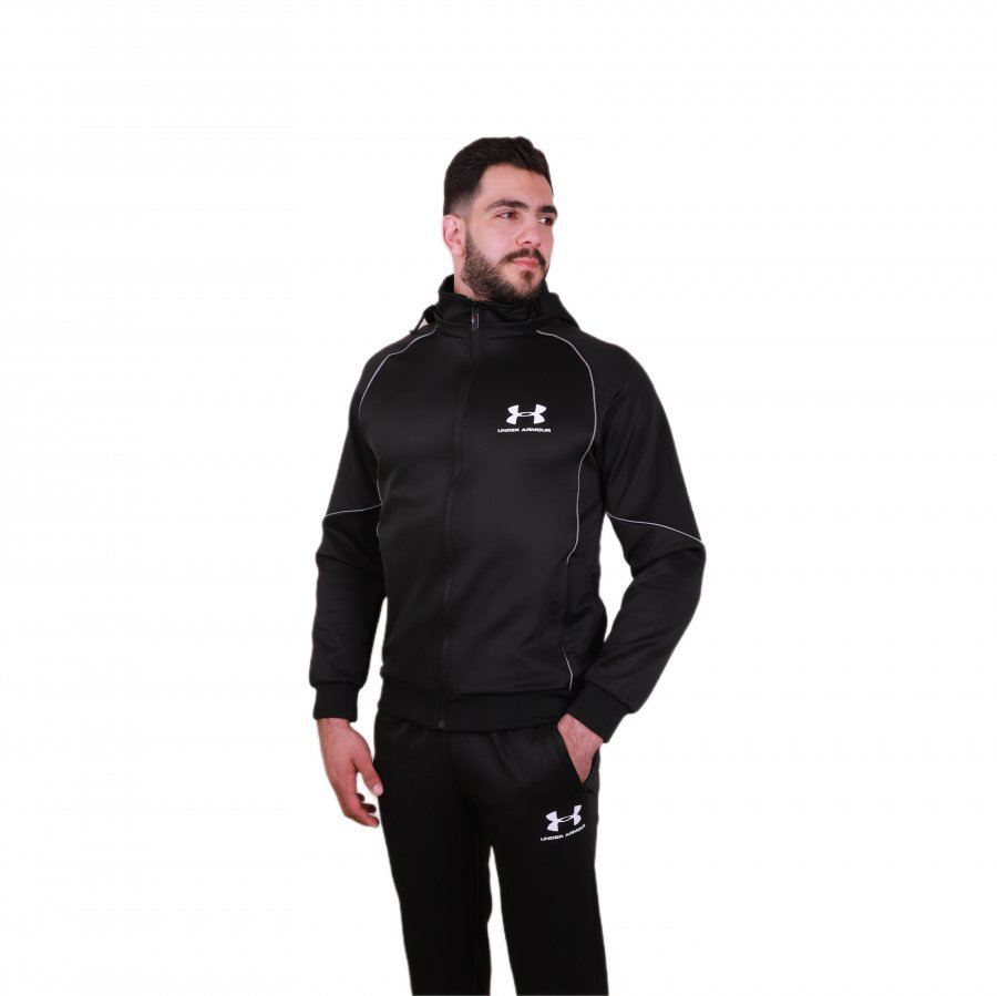 بدلة رياضة متاحة بألوان مختلفة